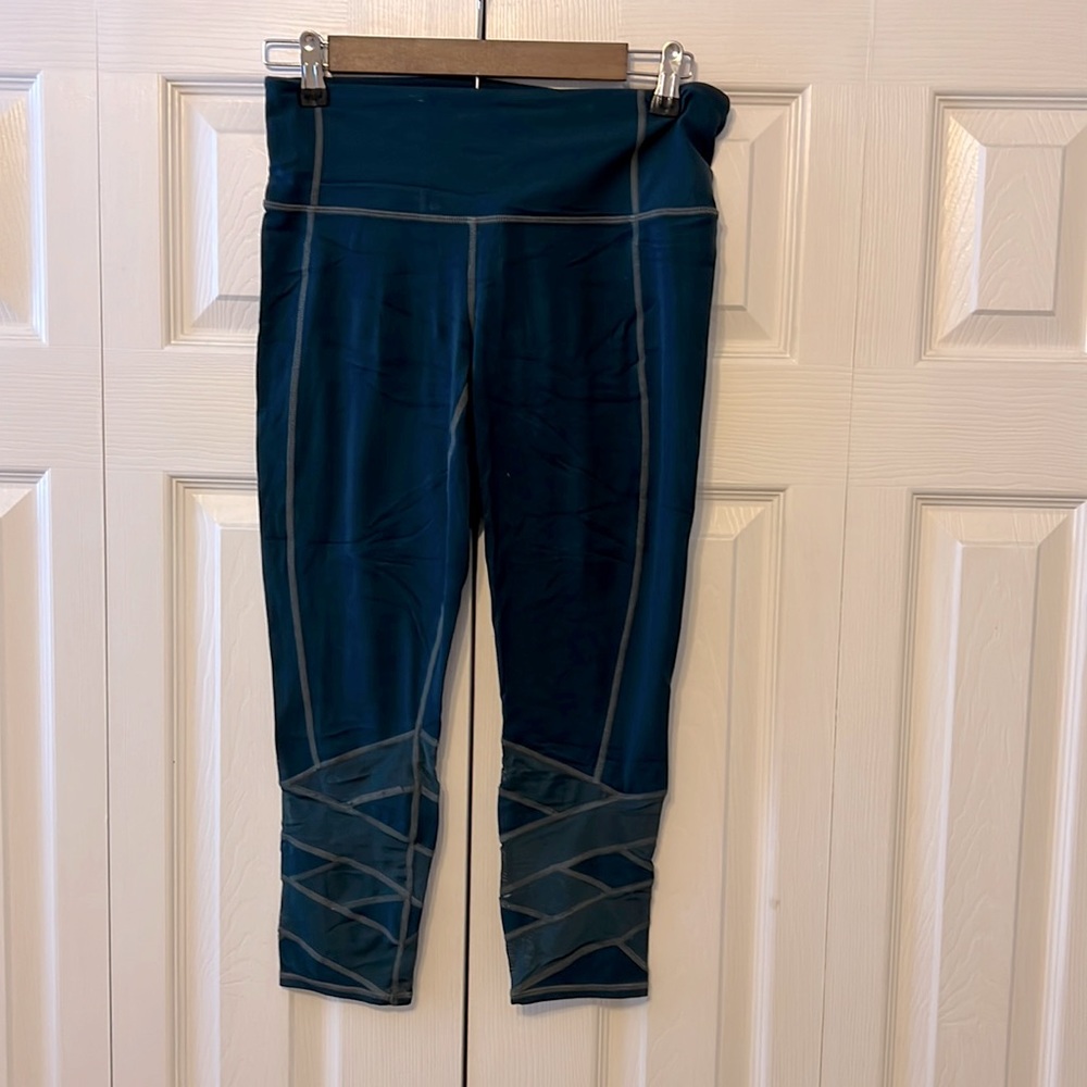 Athleta, size small salutation capris with fancy design on calves